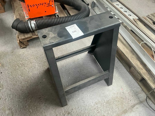 Metalen tafel - afbeelding 1 van  2