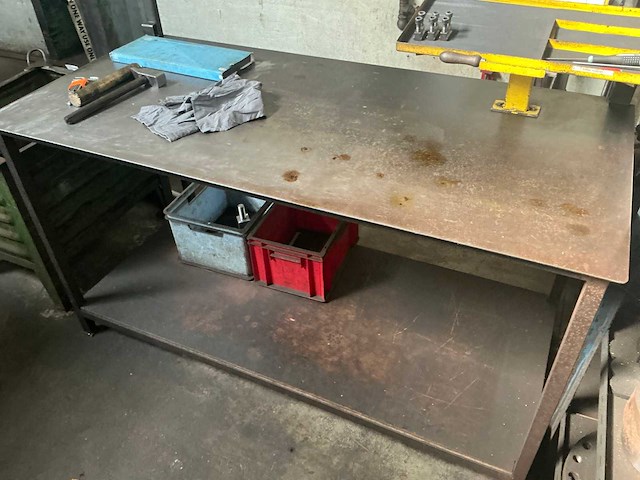 Metalen tafel - afbeelding 1 van  1