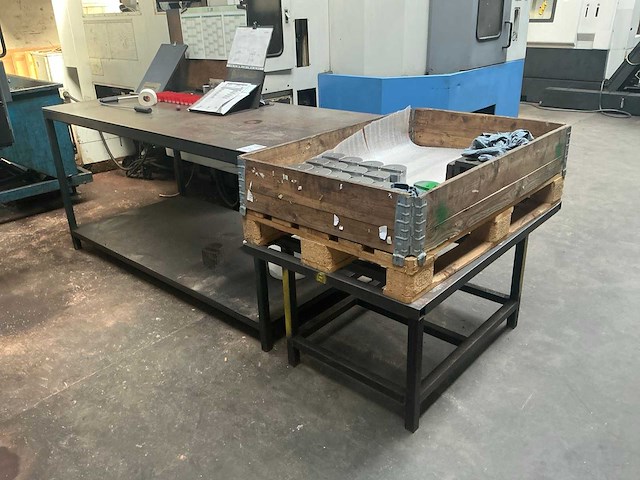 Metalen tafel - afbeelding 1 van  6