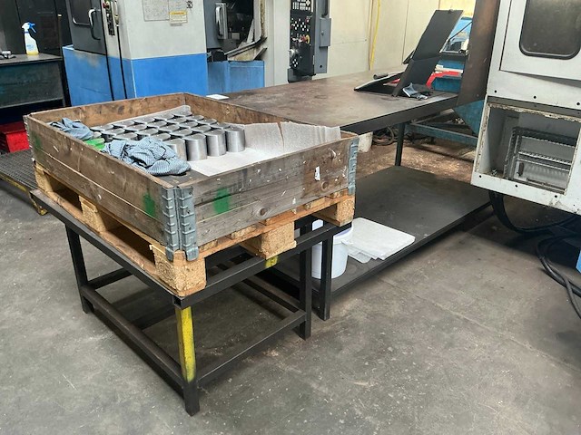Metalen tafel - afbeelding 2 van  6