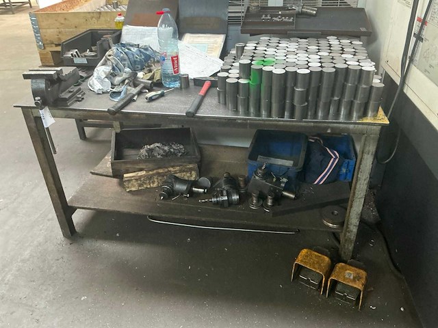 Metalen tafel - afbeelding 1 van  3