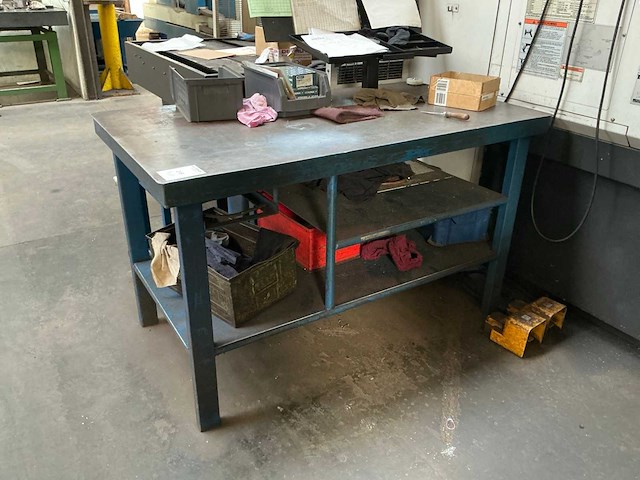 Metalen tafel - afbeelding 1 van  4