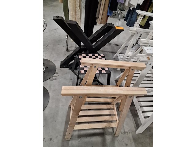 Metalen tafelonderstellen en houten schragen - afbeelding 2 van  5