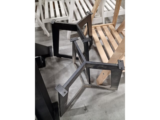 Metalen tafelonderstellen en houten schragen - afbeelding 4 van  5