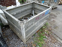 Metalen tank met verschillende steigerelementen - afbeelding 1 van  8