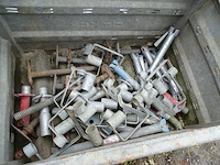 Metalen tank met verschillende steigerelementen - afbeelding 2 van  8