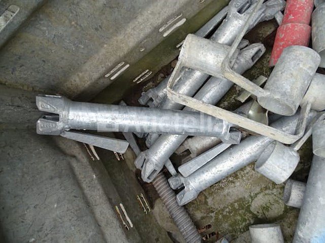 Metalen tank met verschillende steigerelementen - afbeelding 3 van  8