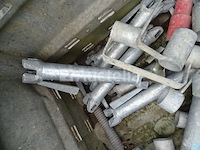 Metalen tank met verschillende steigerelementen - afbeelding 3 van  8