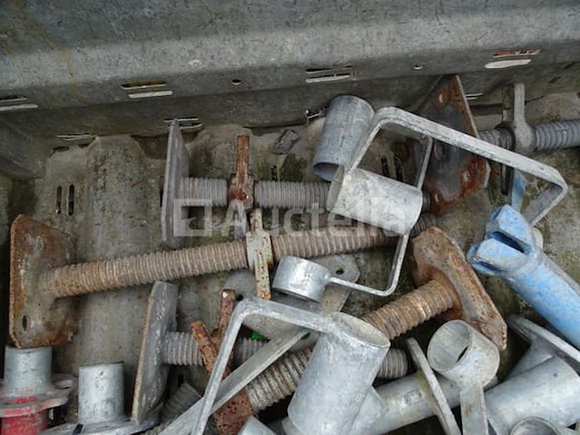 Metalen tank met verschillende steigerelementen - afbeelding 4 van  8