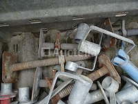 Metalen tank met verschillende steigerelementen - afbeelding 4 van  8