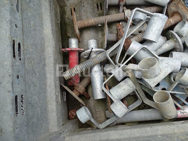 Metalen tank met verschillende steigerelementen - afbeelding 5 van  8