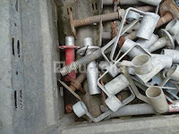 Metalen tank met verschillende steigerelementen - afbeelding 5 van  8
