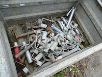 Metalen tank met verschillende steigerelementen - afbeelding 7 van  8