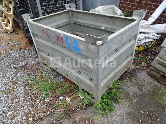 Metalen tank met verschillende steigerelementen - afbeelding 8 van  8