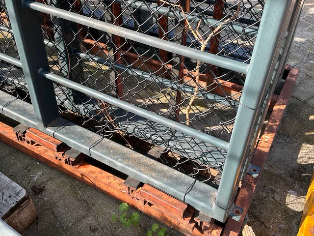 Metalen toegangspoort met brievenbus - afbeelding 1 van  10