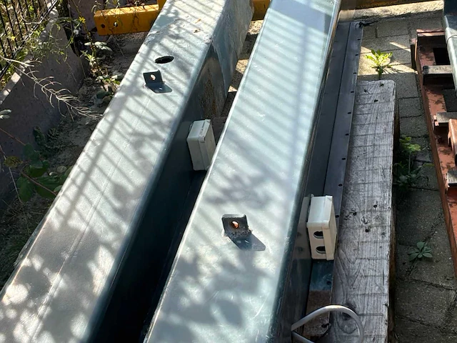 Metalen toegangspoort met brievenbus - afbeelding 10 van  10