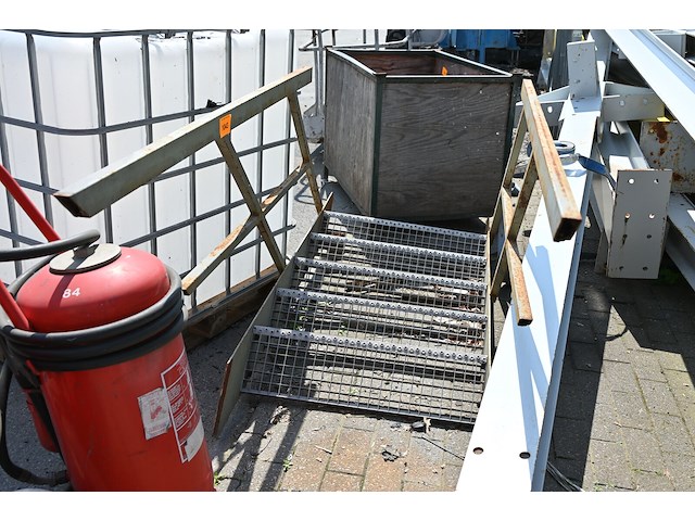 Metalen trap, 4 tredes - afbeelding 1 van  1