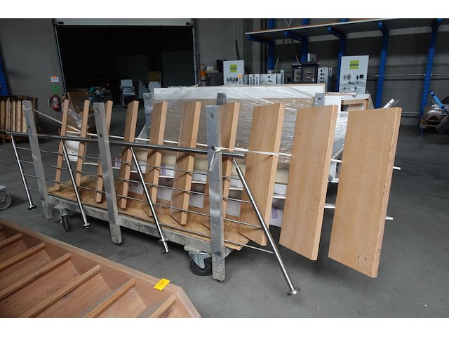 Metalen trap + houten tredes - afbeelding 1 van  3