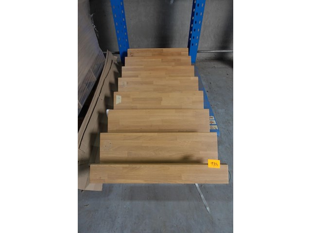 Metalen trap + houten tredes - afbeelding 1 van  4