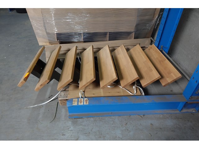 Metalen trap + houten tredes - afbeelding 3 van  4