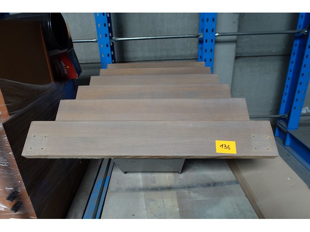 Metalen trap + houten tredes - afbeelding 1 van  3
