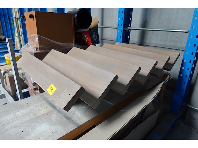 Metalen trap + houten tredes - afbeelding 2 van  3