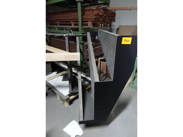 Metalen trap + houten tredes - afbeelding 1 van  3