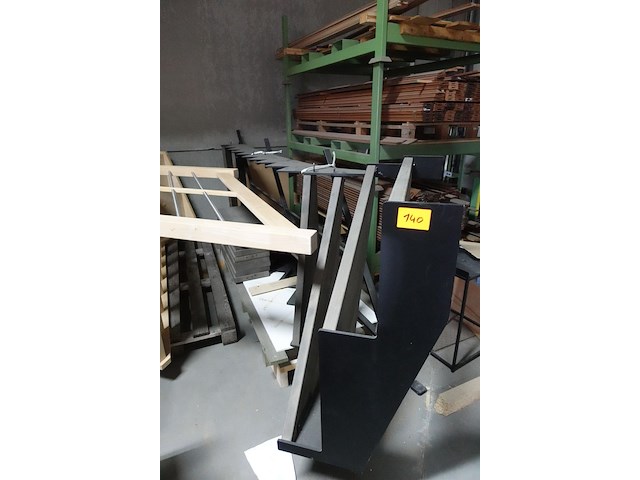 Metalen trap + houten tredes - afbeelding 2 van  3