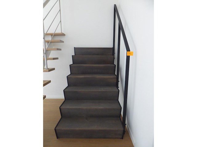 Metalen trap met houten treden en metalen leunig - afbeelding 1 van  2