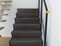 Metalen trap met houten treden en metalen leunig - afbeelding 1 van  2