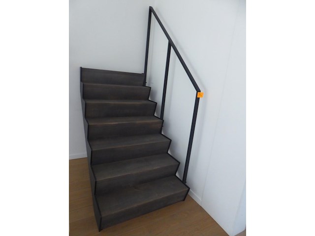 Metalen trap met houten treden en metalen leunig - afbeelding 2 van  2