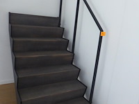 Metalen trap met houten treden en metalen leunig - afbeelding 2 van  2