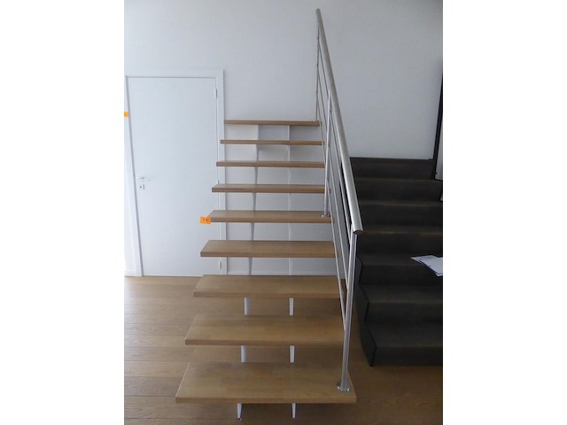 Metalen trap met houten treden en metalen leunig - afbeelding 1 van  2