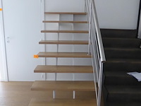 Metalen trap met houten treden en metalen leunig - afbeelding 1 van  2