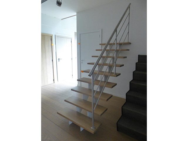 Metalen trap met houten treden en metalen leunig - afbeelding 2 van  2
