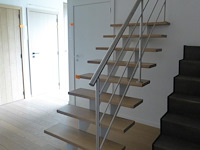 Metalen trap met houten treden en metalen leunig - afbeelding 2 van  2