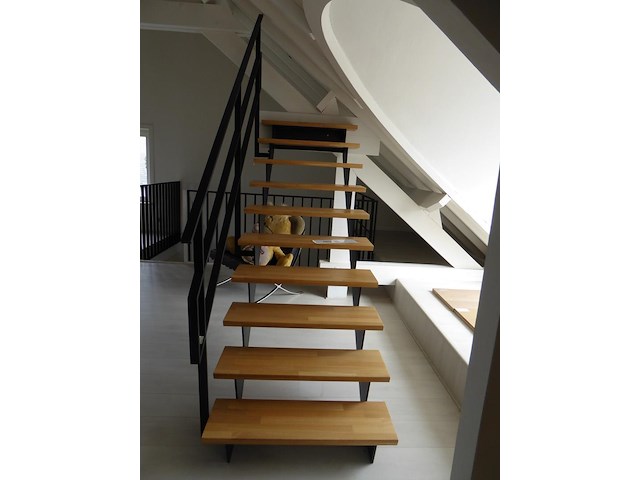 Metalen trap met houten treden - afbeelding 1 van  2