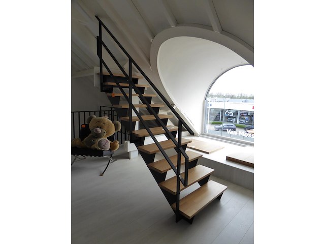 Metalen trap met houten treden - afbeelding 2 van  2