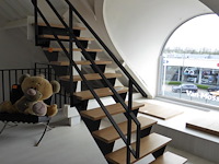 Metalen trap met houten treden - afbeelding 2 van  2