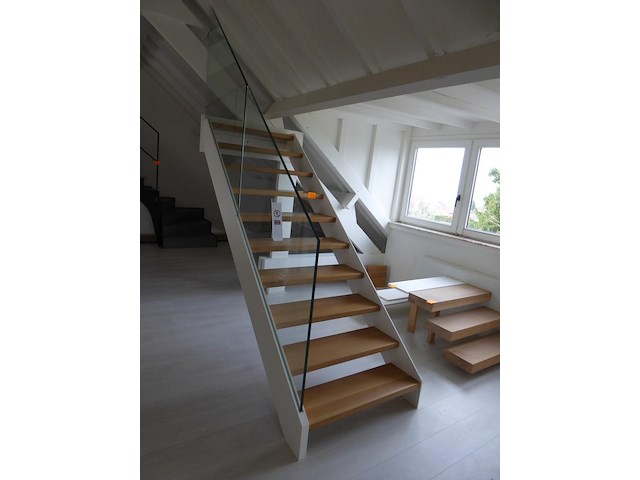 Metalen trap met houten treden - afbeelding 1 van  2