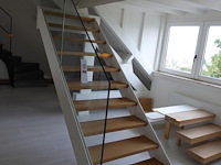 Metalen trap met houten treden