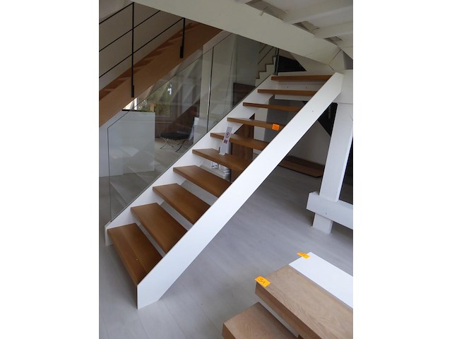 Metalen trap met houten treden - afbeelding 2 van  2