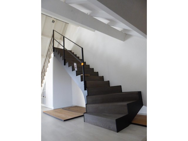 Metalen trap met houten treden - afbeelding 1 van  1