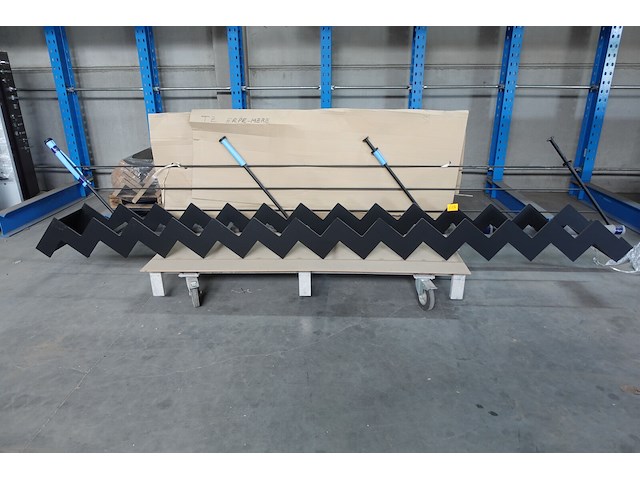 Metalen trap + metalen leuning - afbeelding 1 van  4