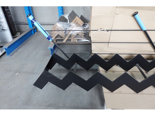 Metalen trap + metalen leuning - afbeelding 2 van  4