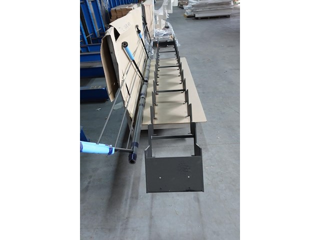Metalen trap + metalen leuning - afbeelding 3 van  4