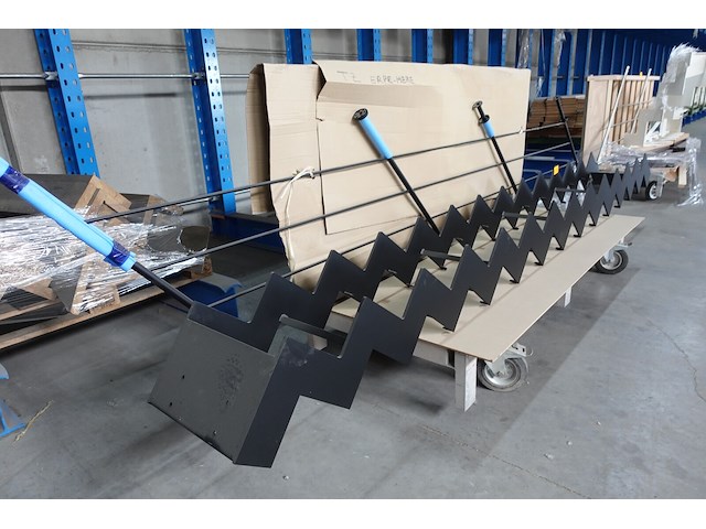 Metalen trap + metalen leuning - afbeelding 4 van  4