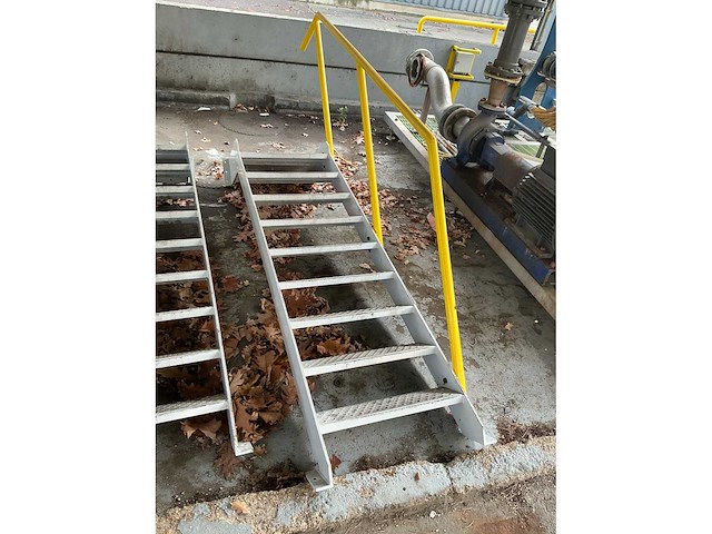 Metalen trap - afbeelding 2 van  4