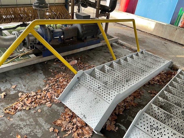 Metalen trap - afbeelding 4 van  4