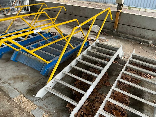 Metalen trap - afbeelding 1 van  3